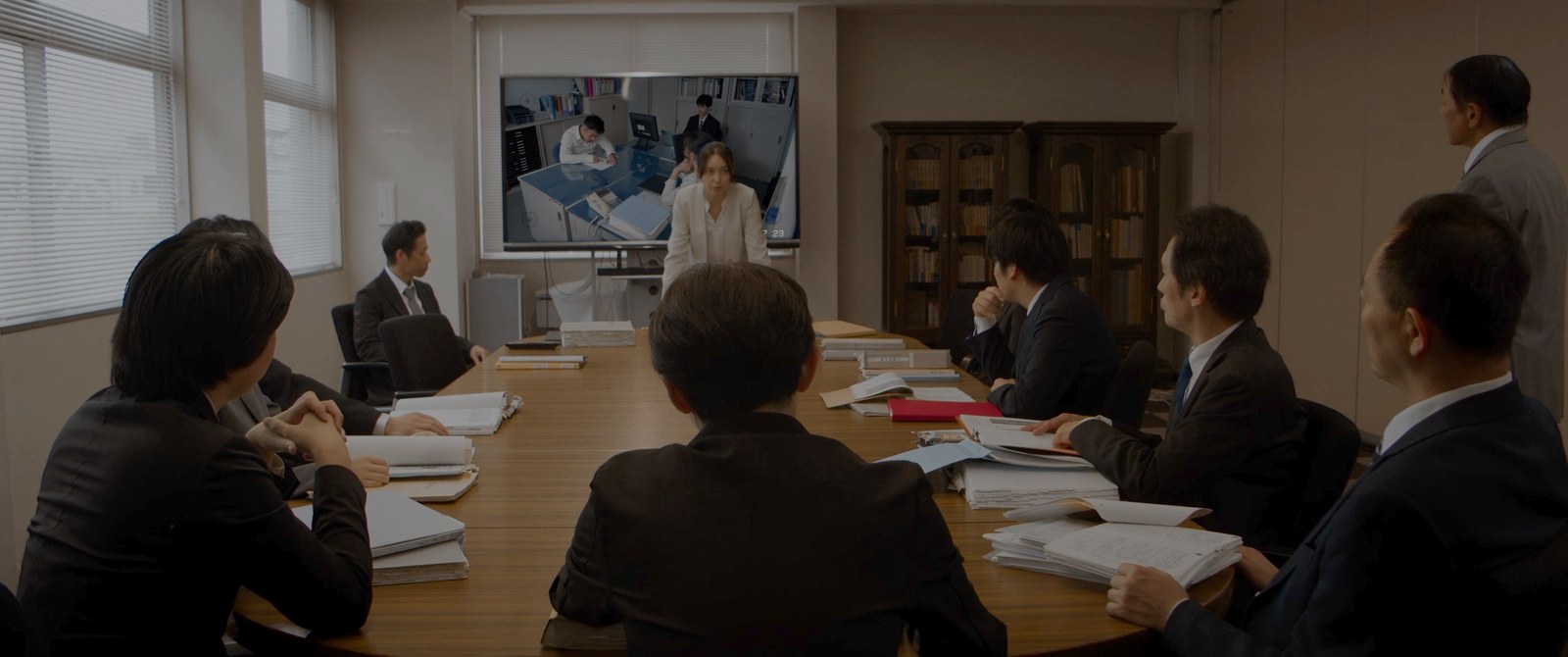 STEP 01 捜査対象を選び出す特捜部の会議