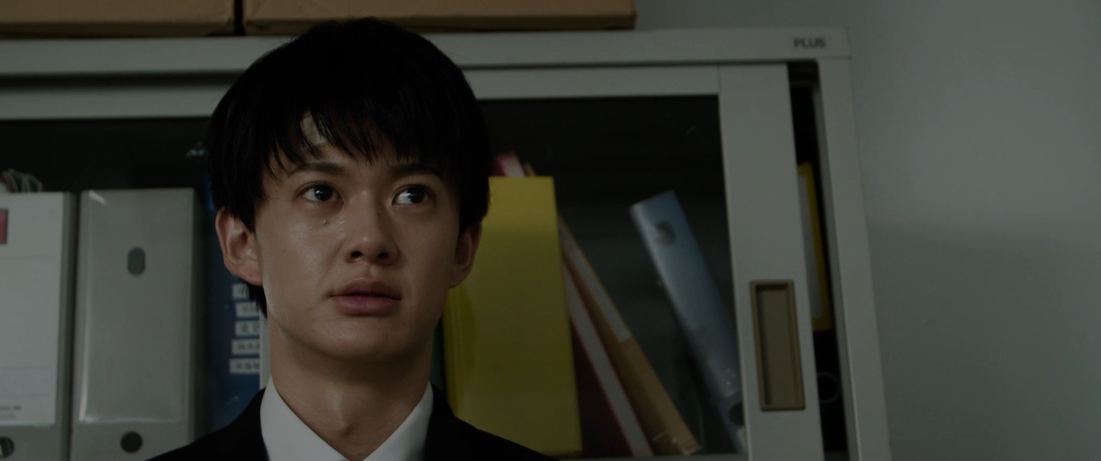 真剣な眼差しの検察事務官・早乙女直樹