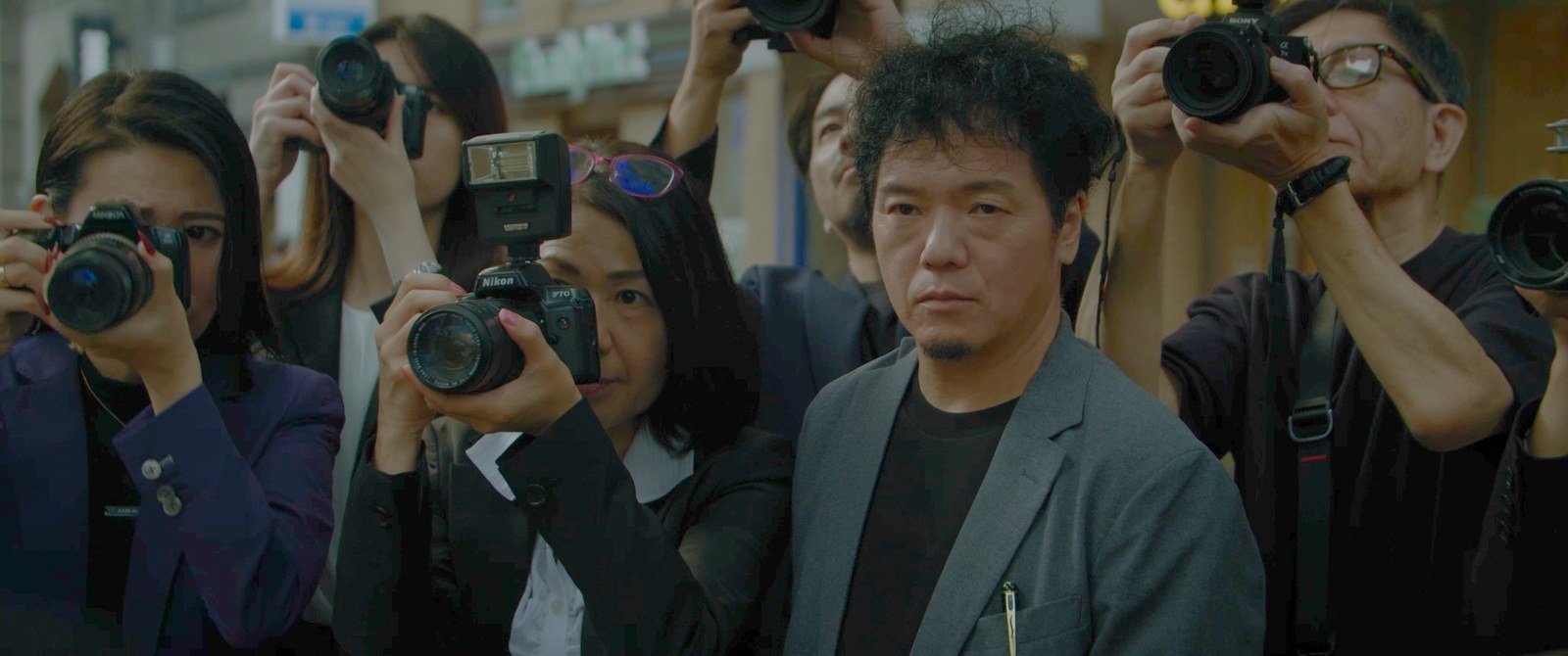 事件を追う新聞記者・神崎ゴウ