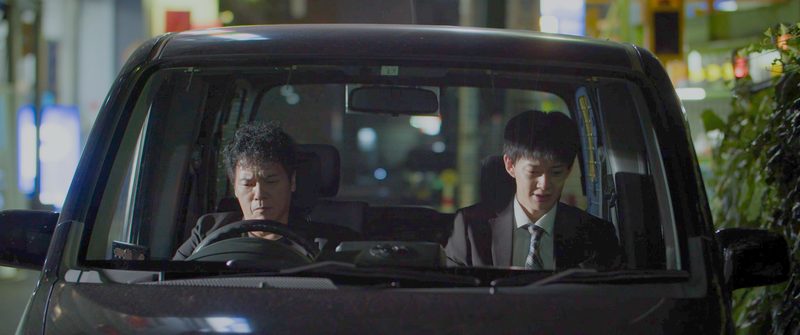 車内で話す直樹と新聞記者・神崎ゴウ