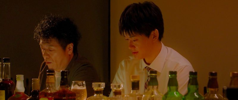 バーで向かい合う直樹と神崎ゴウ